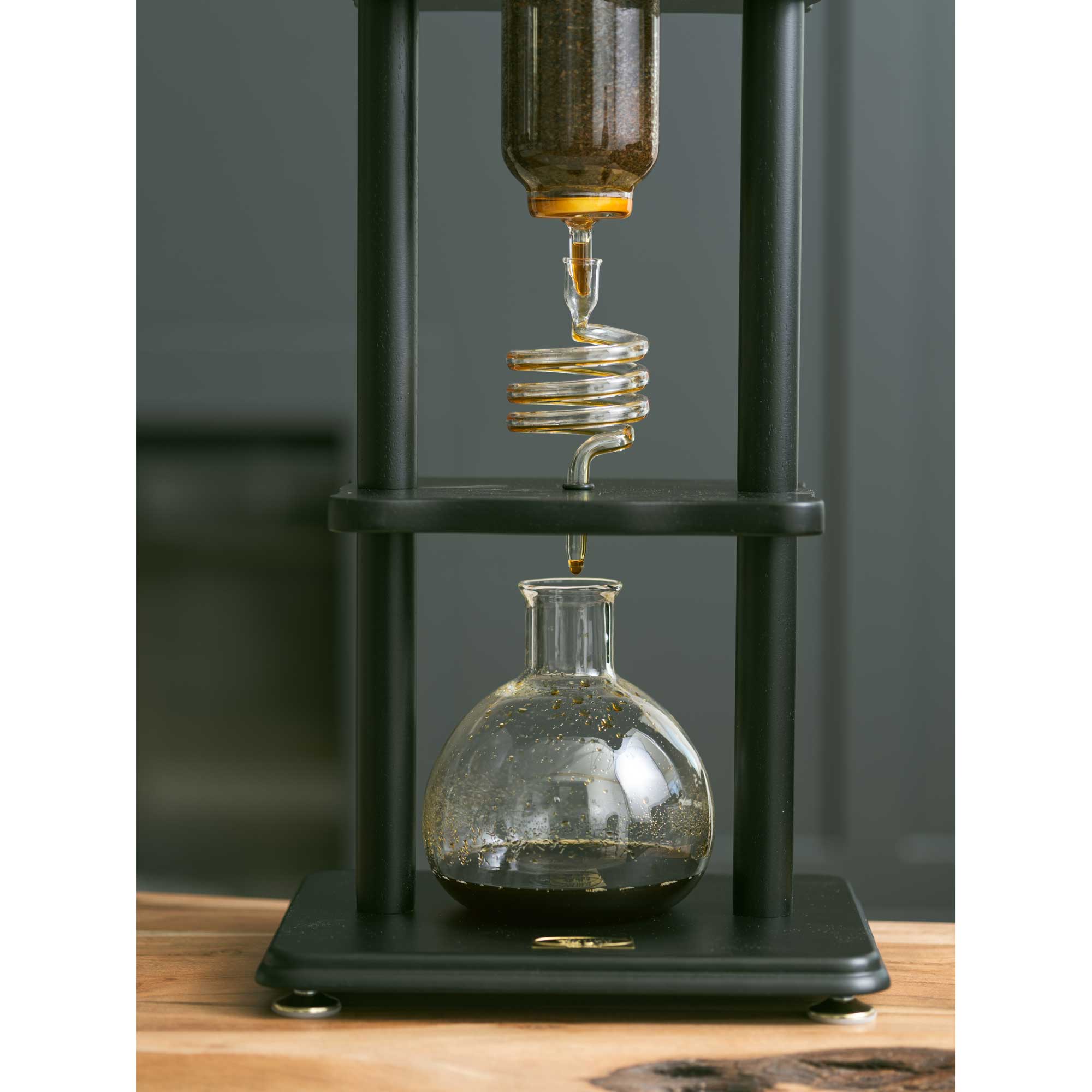 Yama Glass Cold Brew Tower – Black Straight Frame – 6–8 Cup (32 oz)